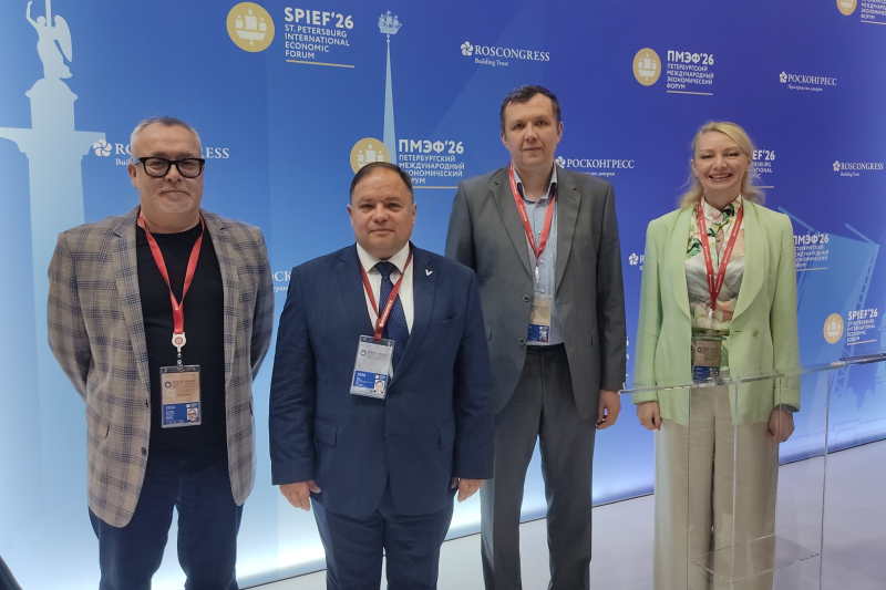 Александр Николенко, сотрудник лаборатории изучения культурного наследия ИТМО, Петр Терещенко, председатель Архивного комитета Санкт-Петербурга, Антон Цыпкин, директор НОЦ Фотоники и оптоинформатики ИТМО, Ольга Смолянская, руководитель лаборатории изучения культурного наследия ИТМО. Фото: Архивный комитет
