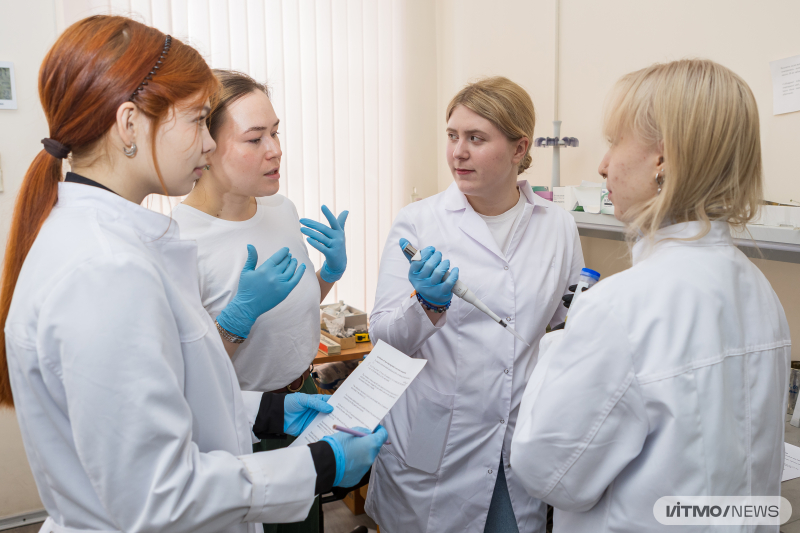 Katerina Kukushkina at the ITMO laboratory. Photo by Dmitry Grigoryev / ITMO NEWS
