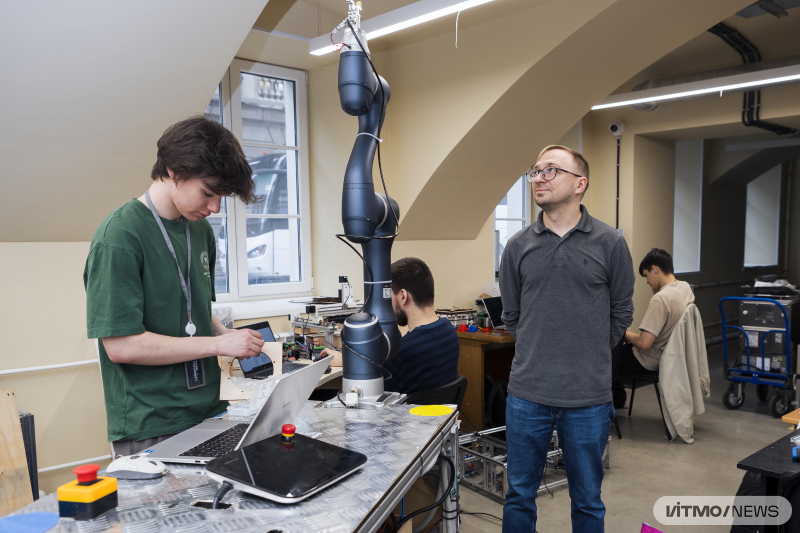 Vladislav Gromov with students. Photo by Dmitry Grigoryev / ITMO NEWS
