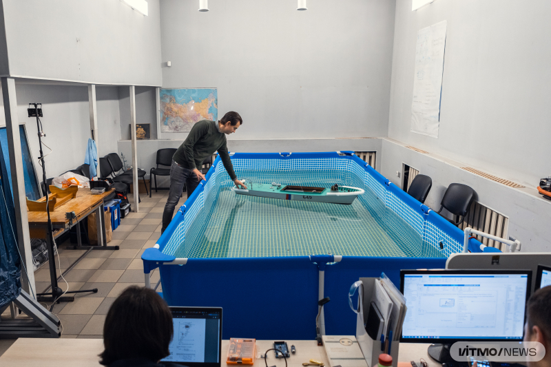A later version of the roboticized model boat developed at the Faculty of Control Systems and Robotics. Photo by Dmitry Grigoryev / ITMO NEWS
