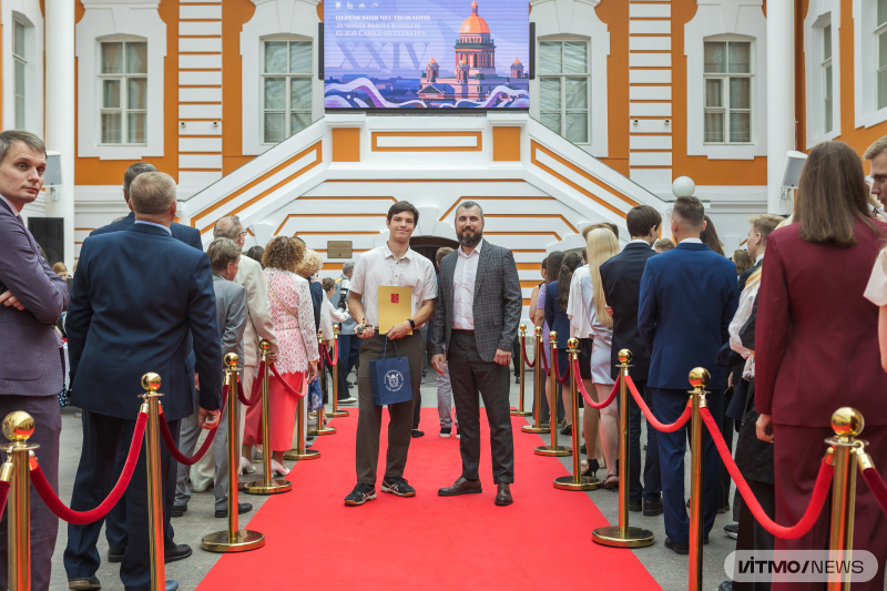 Alexander Panin with Anton Kabakov, the deputy head of ITMO's&nbsp;Department of Youth Policy. Photo by Dmitry Grigoryev / ITMO NEWS
