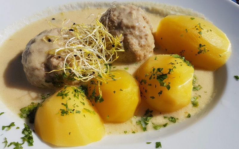 A plate of K&ouml;nigsberger klopse. Credit: Benreis / Wikimedia Commons / CC BY 3.0&nbsp;
