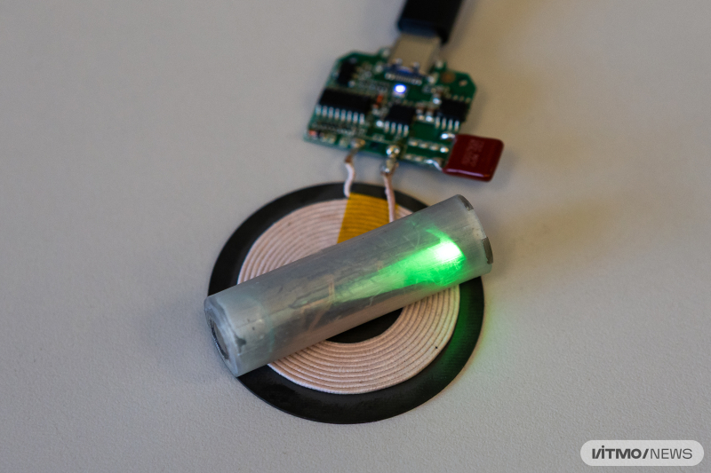 The AA battery charged by a Qi station. Photo by Dmitry Grigoryev / ITMO NEWS
