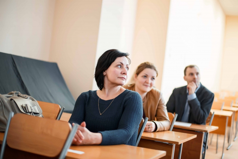 Преподаваемая дисциплина учителя. Преподавать. Преподаватели вузов Астрахани. Взрослый вуз преподаватель с журналов в руках картинка. Лектор женщина в университете работа картинки.