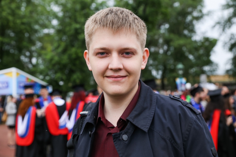 Выпускник школы Даниил Уткин, который набрал максимальное количество баллов за ЕГЭ сразу по трем предметам