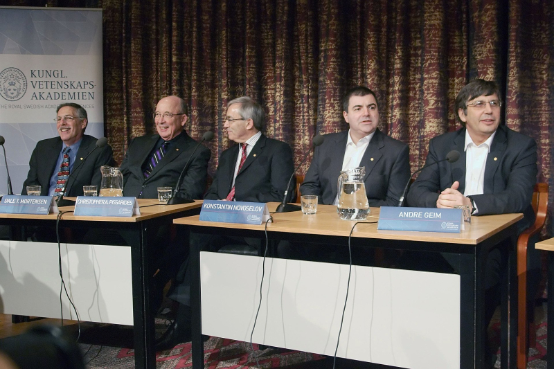 Андрей Гейм и Константин Новоселов на пресс-конференции лауреатов Нобелевской премии в 2010 году. Источник: Holger Motzkau, Wikipedia/Wikimedia Commons (cc-by-sa-3.0)
