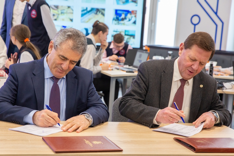 The signing of the road map on the implementation of the project “IT classes in Moscow schools”. Credit: Credit: The Government of Moscow's Department for Education and Science