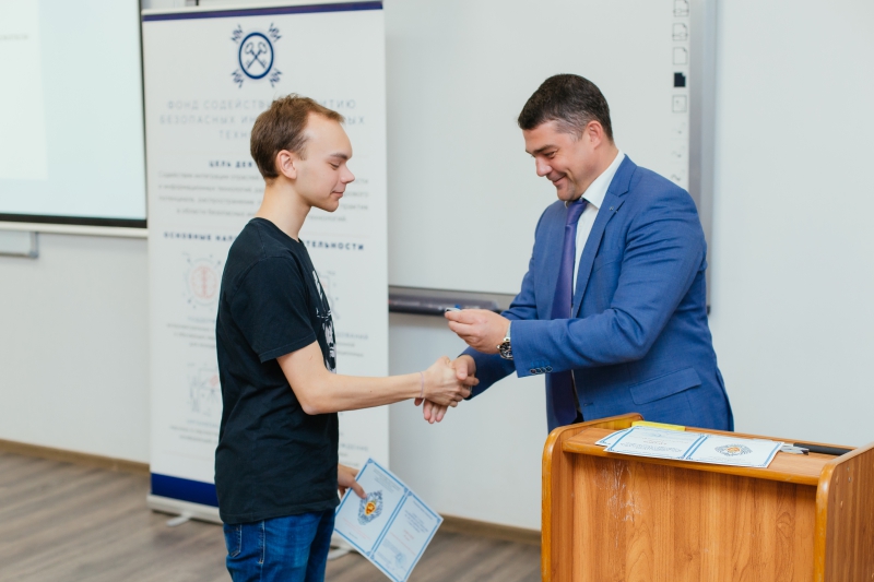 Данил Заколдаев на награждении школьников
