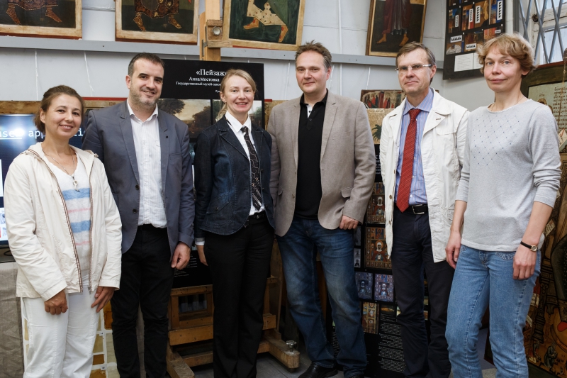 Members of the research team developing the pulsed terahertz spectrometer alongside the staff of the Russian Academy of Arts 