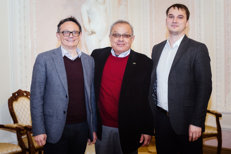 Анвар Захидов (в центре) и Сергей Макаров (справа). Фото: ITMO.NEWS
