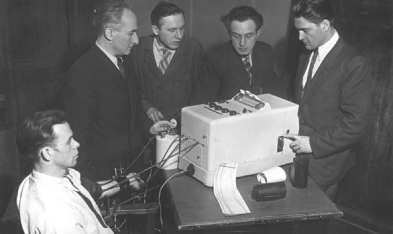Лабораторные испытания механокардиографа, разработанного в ЛИТМО. Семен Цуккерман (слева). Фото предоставлено Музеем истории Университета ИТМО