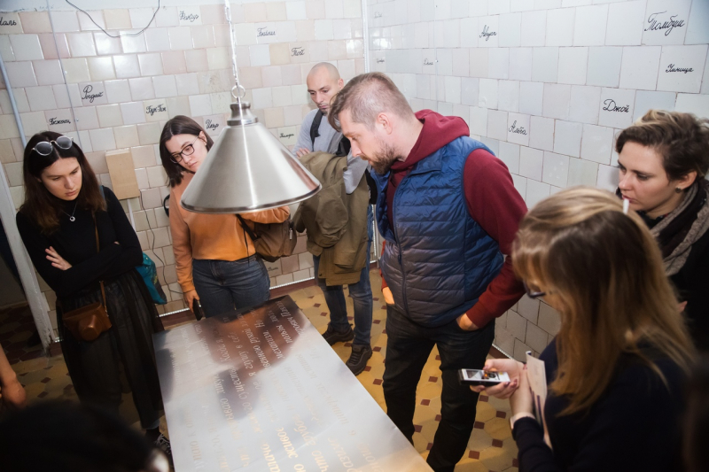 Students and graduates of the Science Communication and Science and Technologies in Society programs, along with staff of the Center for Science Communication, attend an exhibition at the Pavlov Institute of Physiology