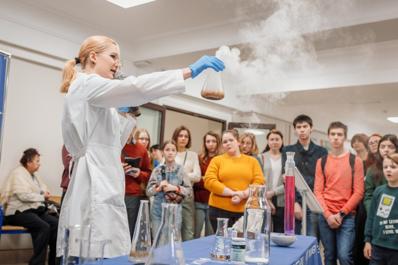 ITMO University students present experiments for school students at the Open Day