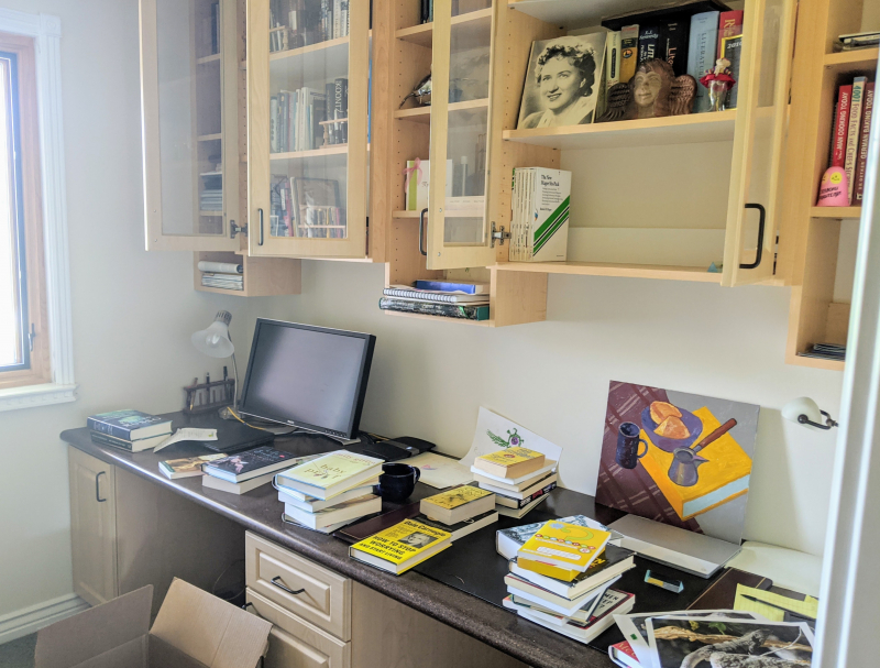 Office space before decluttering. Credit: Anna Huddleston
