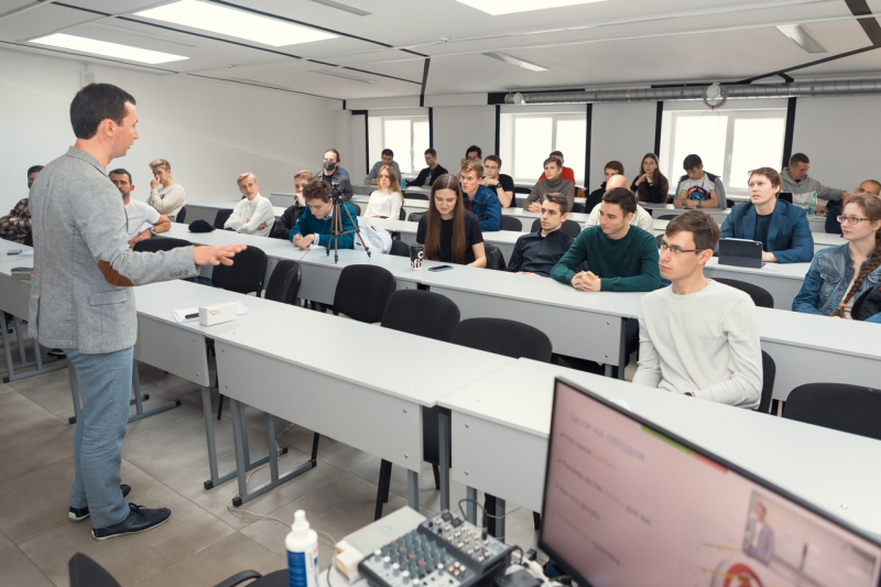 The opening day of Preaccelerator; Maksim Makarov's lecture at ITMO University