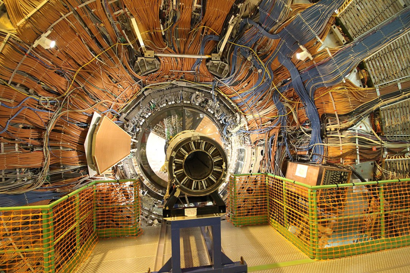 Credit: x70tjw - CERN, Geneva, particle accelerator / Wikimedia Commons / CC BY-SA 2.0
