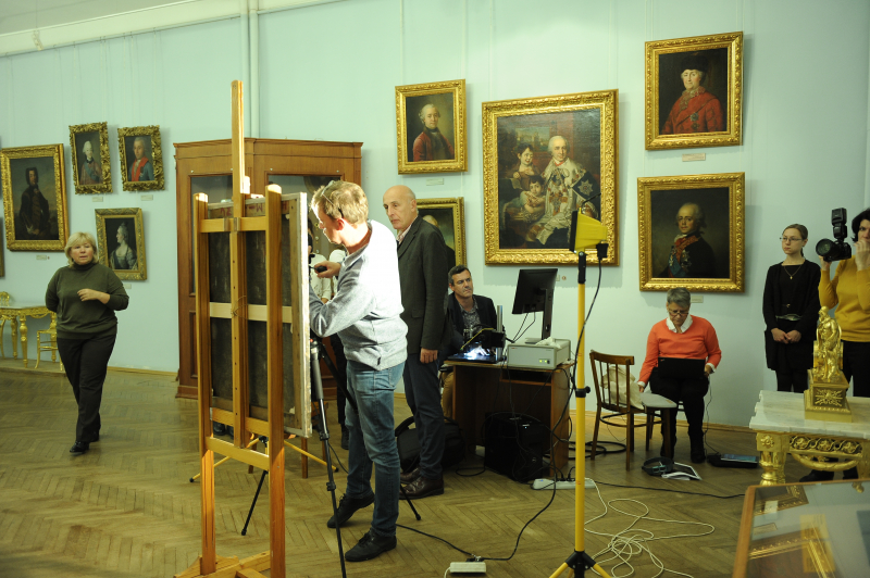 Technical analysis of artwork being performed at the State Russian Museum. Photo courtesy of Olga Smolyanskaya