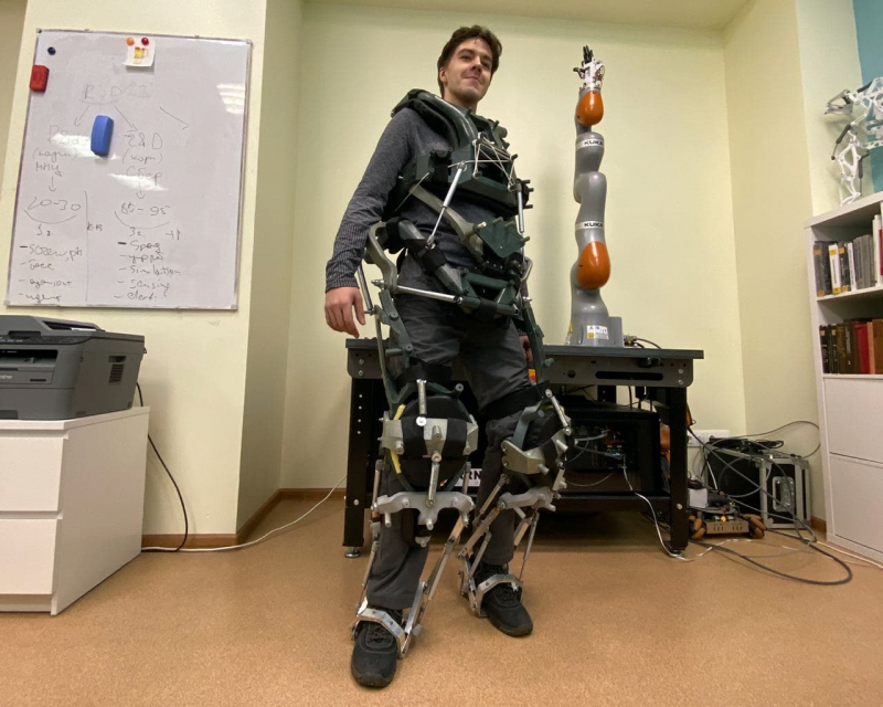 Экзокостюм (пример носимого робота), разработанный студентами в лаборатории Биомехатроники и энергоэффективной робототехники 