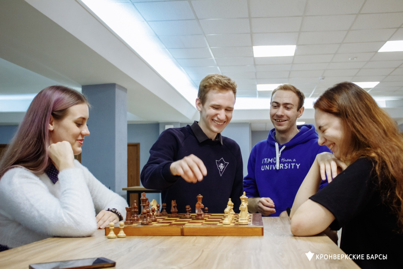 Russian chess players' gambit against Putin